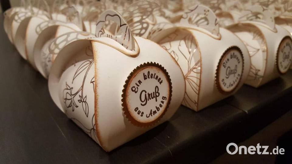 Barbara Meier freute sich sehr über die kleinen Geschenke für die Gäste, die Cousine Daniela gebastelt hat. Bild: Chris Singer