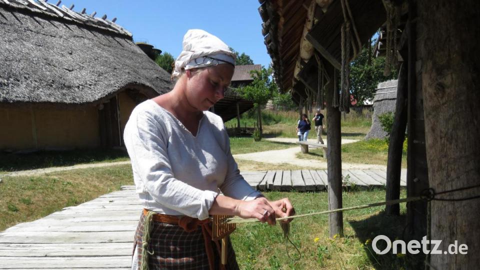 Mit wenigen Mitteln hat diese Frau einen schönen Gürtel geflochten. Bild: ubb