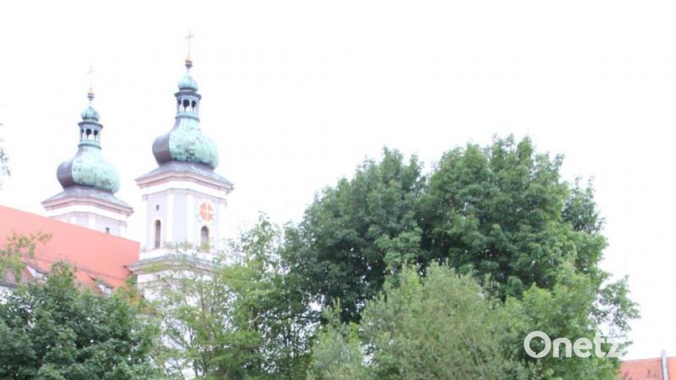 Paddeln am Fuße der Basilika. Bild: kro