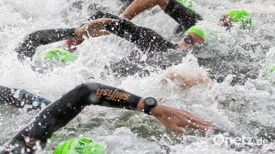 Triathleten starten mit der Schwimmetappe beim Datev Challenge Roth. Bild: Daniel Karmann/dpa