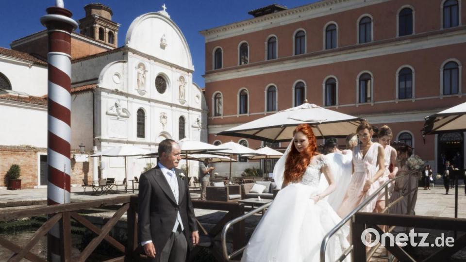Zur Vermählung ging es auf die Insel San Clemente vor Venedig. Barbara Meiers Vater mit der Braut vor der Kirche. Bild: Chris Singer
