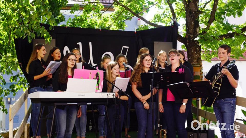 Die Gruppe „U-20“ unterhielt die Gäste beim Pfarrfest auf dem &quot;Plo&quot; mit rockigen Melodien. Bild: weu