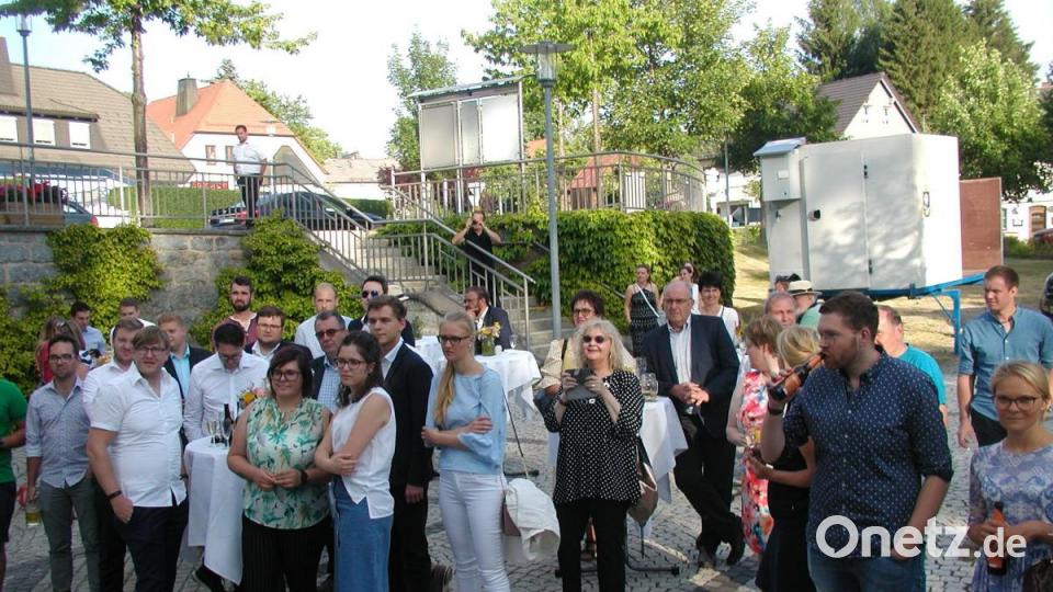 Gäste beim Empfang am Rathaus in Brand. Bild: ld