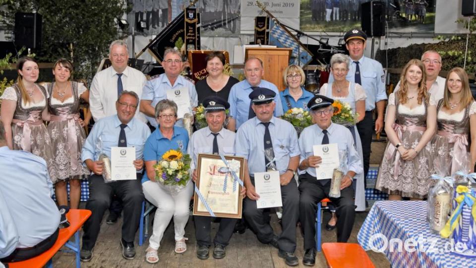Der Jubelverein ehrt einige Mitglieder (von links): die Festdamen Kathrin Wild und Franziska Bierler, Landrat Richard Reisinger, Wolfgang Zitzler, Christa Birner, Soldatenbund-Kreisvorsitzender Norbert Bücherl, Hans Birner, Theresia Bierler, Soldatenbund-Bezirksvorsitzender Horst Embacher, Josef Bierler, Resi Herrmann, Hans Herrmann, Isolde Reindl, Andreas Schönberger sowie die Festdamen Christina Ott und Teresa Zitzler. Bild: Hermann Koch