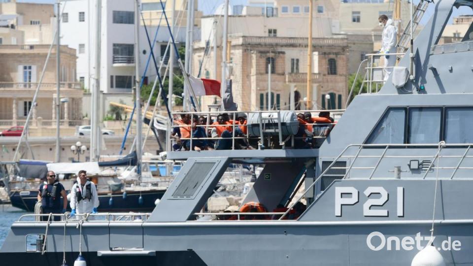 Gerettete Migranten sitzen auf dem Deck eines Patrouillenboot der maltesischen Streitkräfte. Foto: Jonathan Borg/XinHua Bild: Jonathan Borg