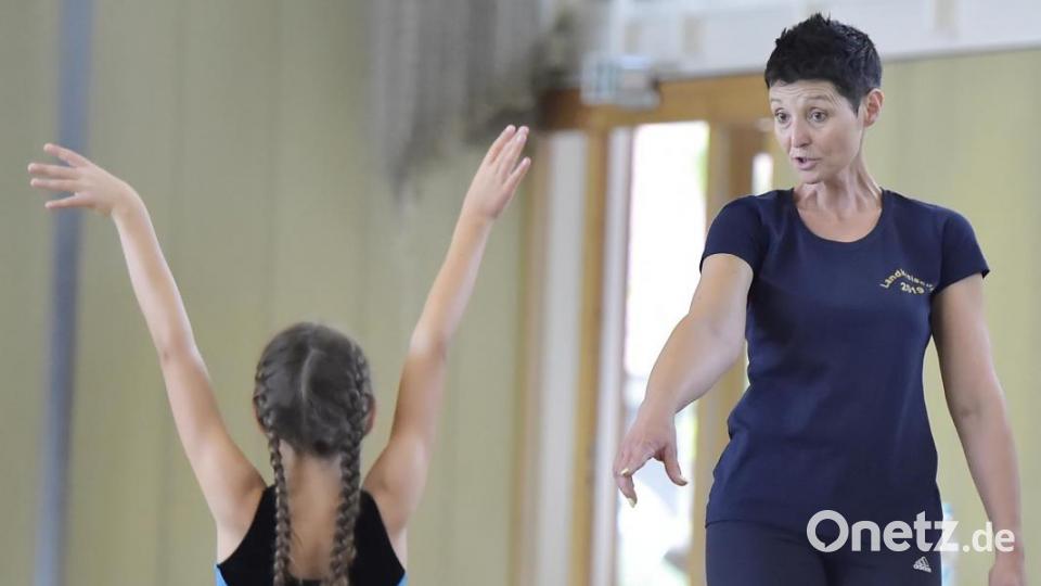 Landkreiscup 2019 des TUS Hirschau

Übungsleiterin Simone Neef vom TUS Hirschau korriegiert eine Übung am Boden ihrer Turnerin

Bild: Ziegler Bild: zg