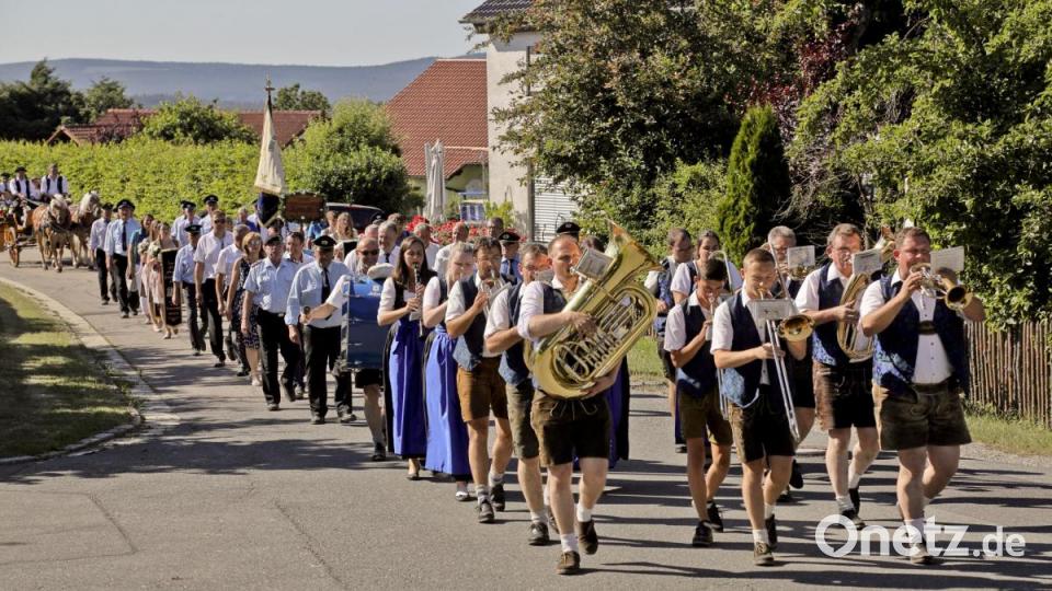 Zahlreiche Vereine aus der Umgebung reihen sich in den Festzug anlässlich des 100-jährigen Bestehens des Soldaten- und Kriegervereins Kemnath ein. Bild: Hermann Koch
