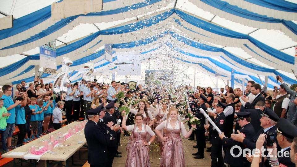 Der umjubelte Einzug der Festdamen. Bild: jma