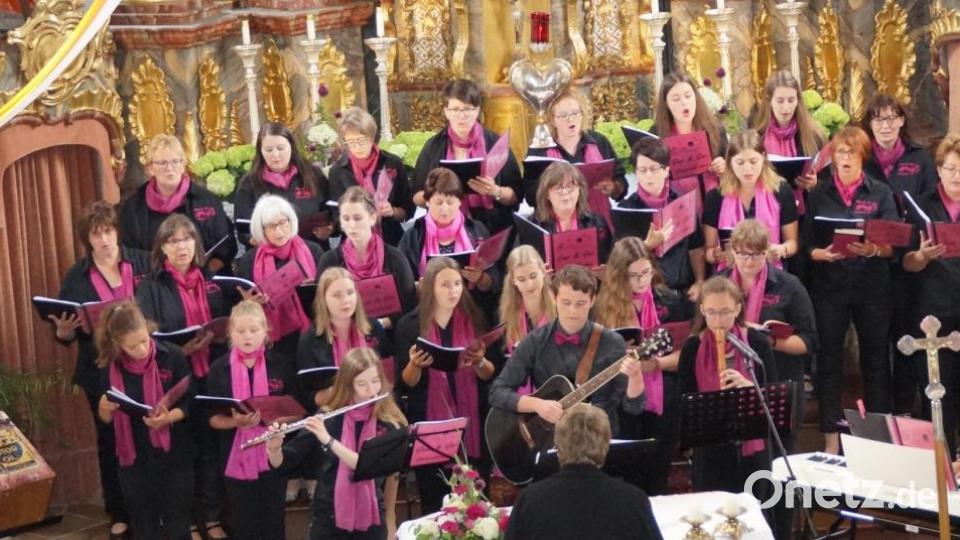 Wohlklang und Harmonie erfüllte die Pfarrkirche Sankt Ulrich. Mit einem Konzert feierten die Sänger des Chors „Ganz &amp; Gar“ das zehnjährige Bestehen ihres Ensembles. Bild: weu