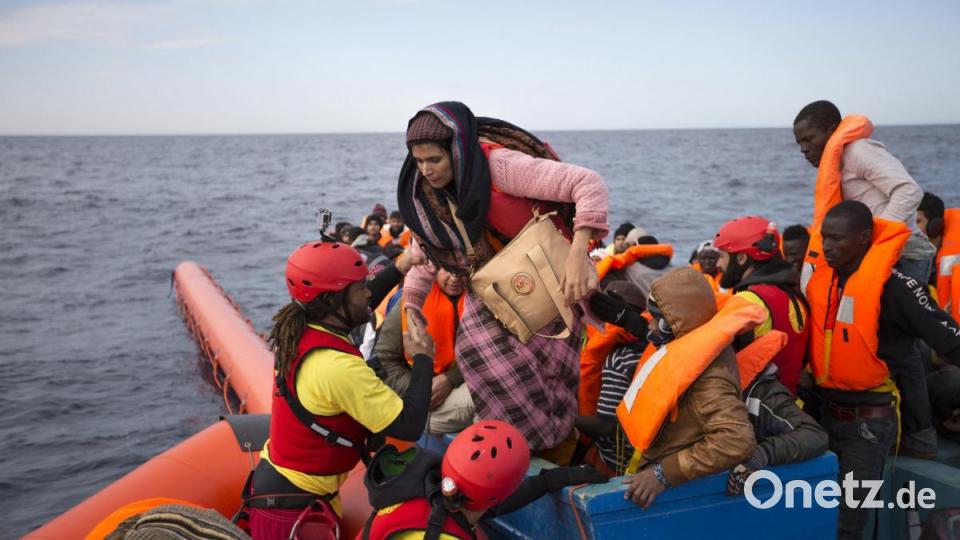 Flüchtlinge werden nördlich der libyschen Stadt Sabratha aus einem Schlauchboot gerettet. Ihnen droht oft der Rücktransport in das Bürgerkriegsland. Foto: Emilio Morenatti/AP Bild: Emilio Morenatti