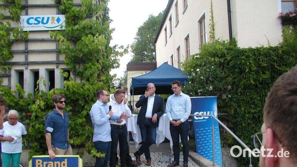 "Mächtig stolz" ist die JU auf ihren Abgeordneten. Christoph Hörl (mit Mikrofon) überreichte ein Plakat: "Brand-Bayern-Brüssel". Bild: ld