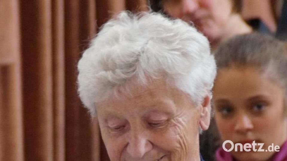 Sieglinde Brandl kommentierte die Erlebnisse des Chors aus den vergangenen zehn Jahren in Gedichtform. Bild: weu