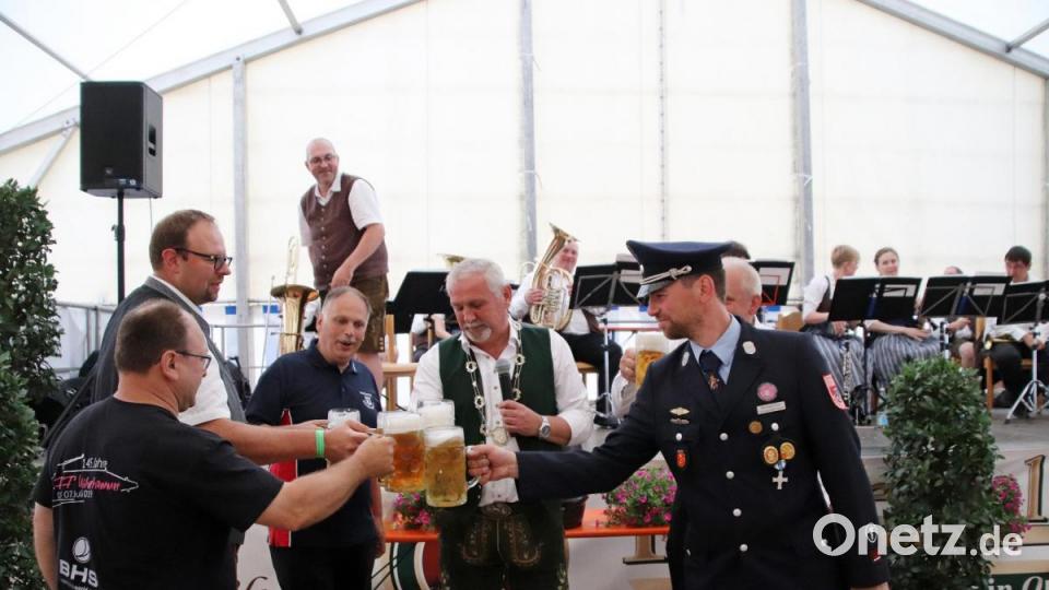 Bieranstich mit Bürgermeister Ludwig Biller. Bild: jma