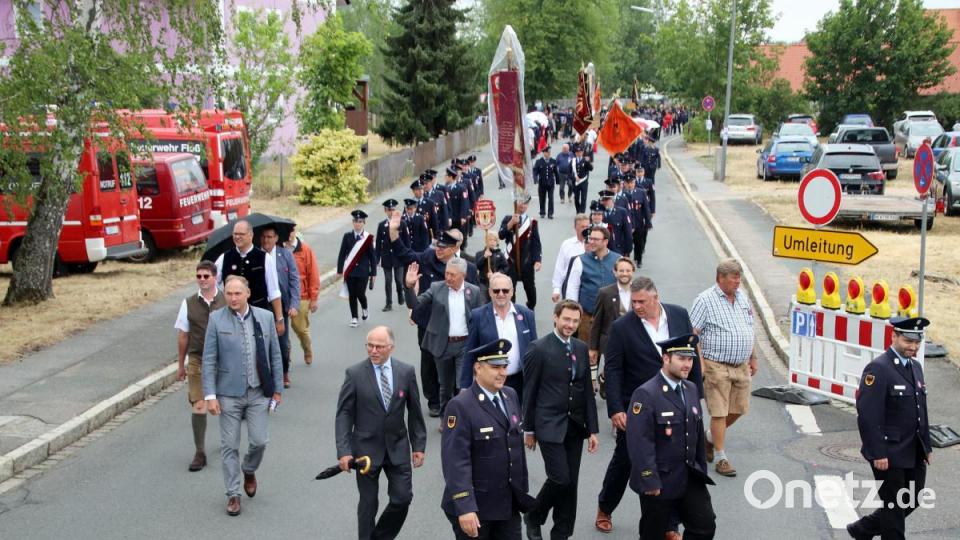 Der Festzug mit 60 Vereinen durch den Ort. Bild: jma