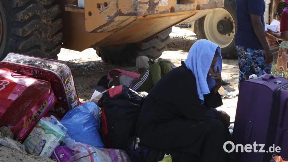 Und nun? Ein Migrant sitzt mit seinen wenigen Habseligkeiten inmitten der Trümmer des zerstörten Internierungslagers. Foto: Hazem Ahmed/AP Bild: Hazem Ahmed