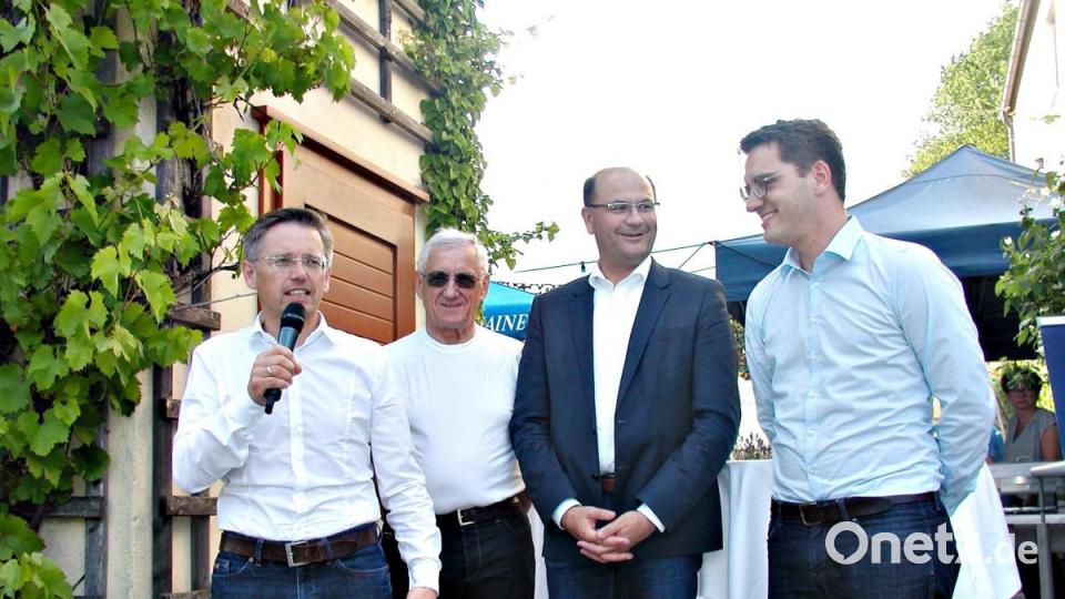 Empfang am Rathaus mit dem neuen Europaabgeordneten Christian Doleschal (von rechts), Fananzminister Albert Füracker, dem Vorgänger im Europaparlament Albert Dess und Landtagsabgeordnetem Tobias Reiß. Bild: ld