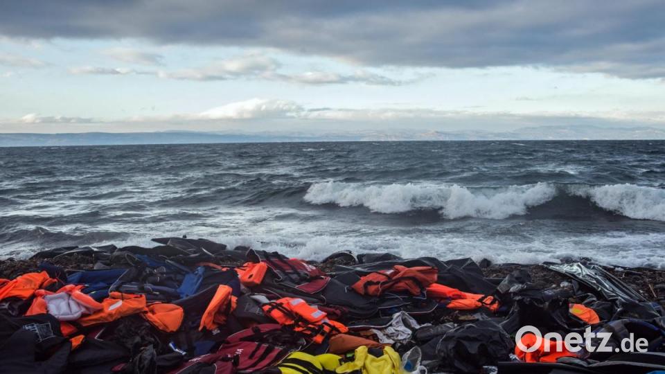 Angeschwemmte Rettungswesten und Reste von Schlauchbooten. Immer wieder kommt es im Mittelmeer zu Flüchtlingstragödien. Bild: Filip Singer