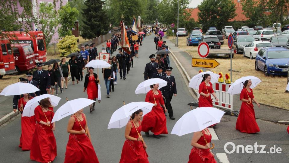 Der Festzug mit 60 Vereinen durch den Ort. Bild: jma