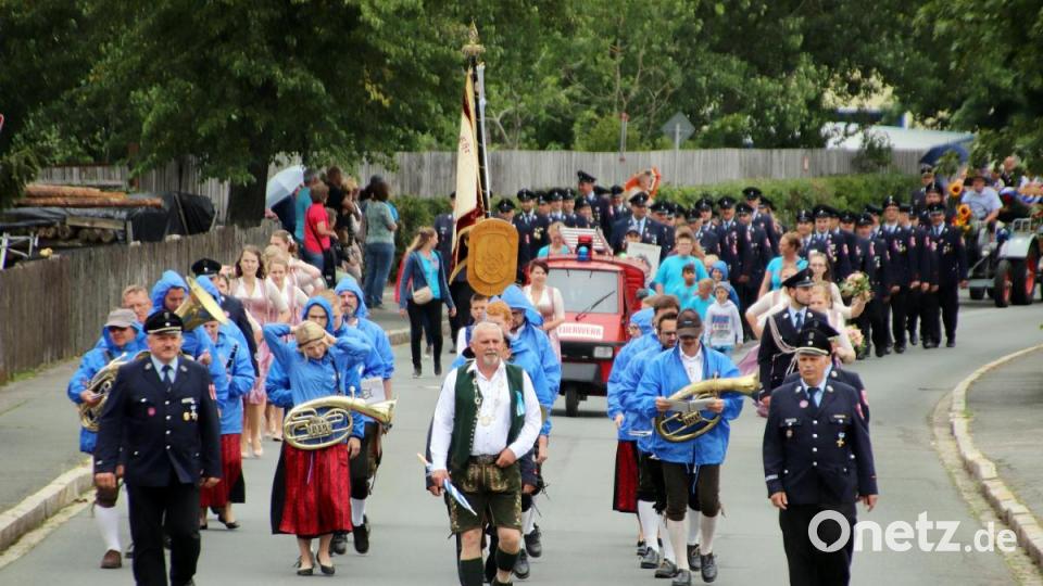 Der Festzug mit 60 Vereinen durch den Ort. Bild: jma