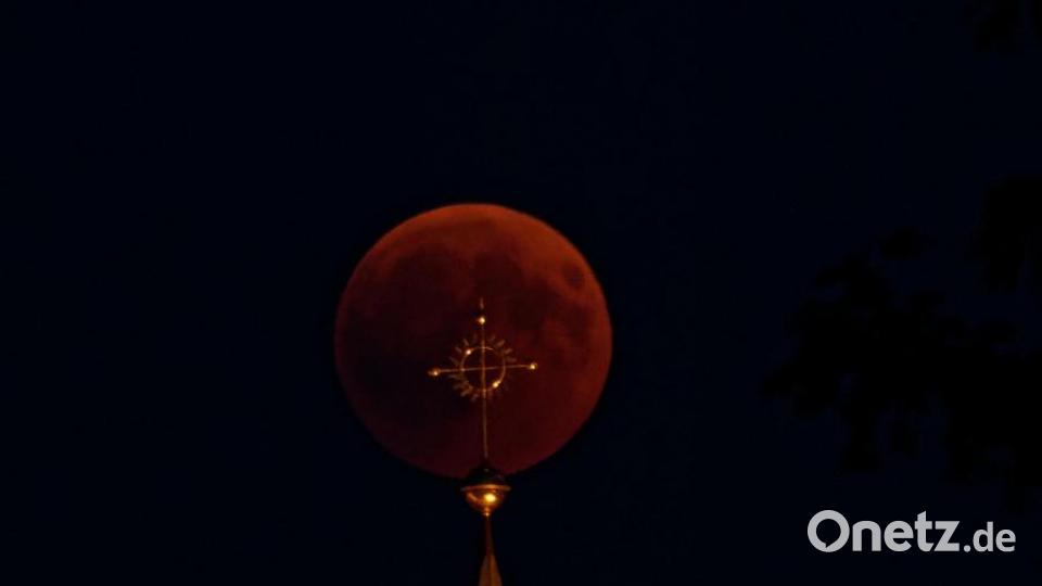 Der Blutmond neben der Spitze der Stadtpfarrkiche von Pleystein. Bild: Thomas Enslein