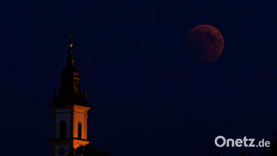 Thomas Enslein aus Pleystein hat den Blutmond hinter der Kreuzbergkirche festgehalten. Bild: Thomas Enslein