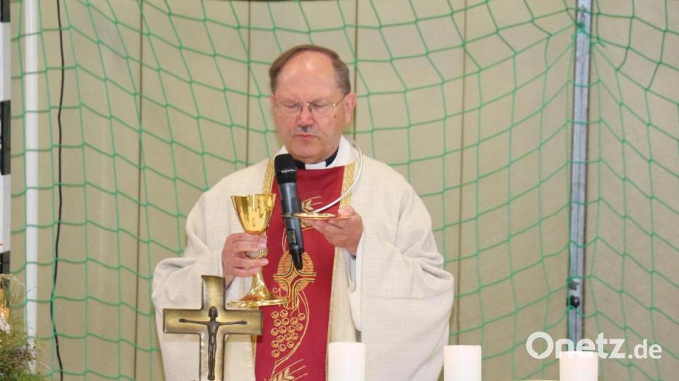 Pfarrer Heribert Stretz zelebriert den Festgottesdienst in der Mehrzweckhalle. Bild: rpp