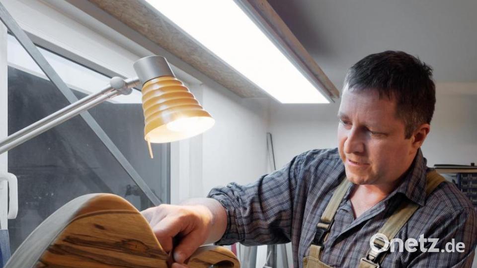 Seinen Keller hat Stefan Köllner zur Werstatt umgebaut. Dort befindet sich die Bassmanufaktur "Köllner Bass-Instruments". Bild: tr