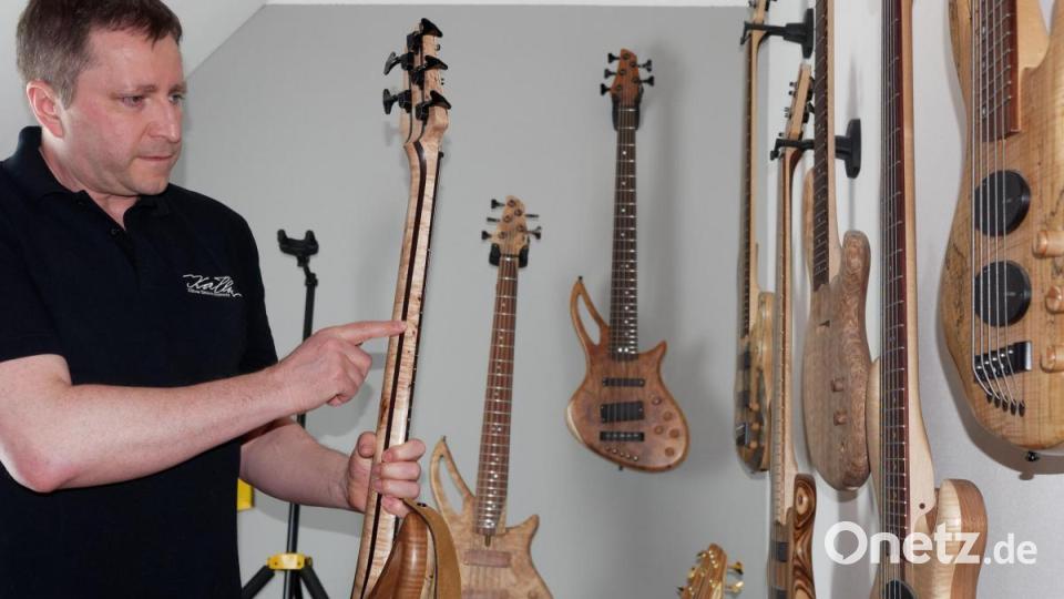 Vom Holzstück zum spielbaren Instrument: Bereits 15 Bassgitarren fertigte der 51-Jährige. In seinem Büro und Tonstudio hängen alle seine selbstgefertigten Unikate. Bild: tr