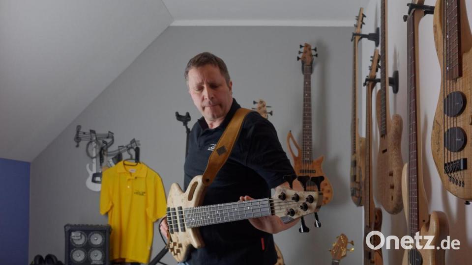 Vom Holzstück zum spielbaren Instrument: Bereits 15 Bassgitarren fertigte der 51-Jährige. Bild: tr