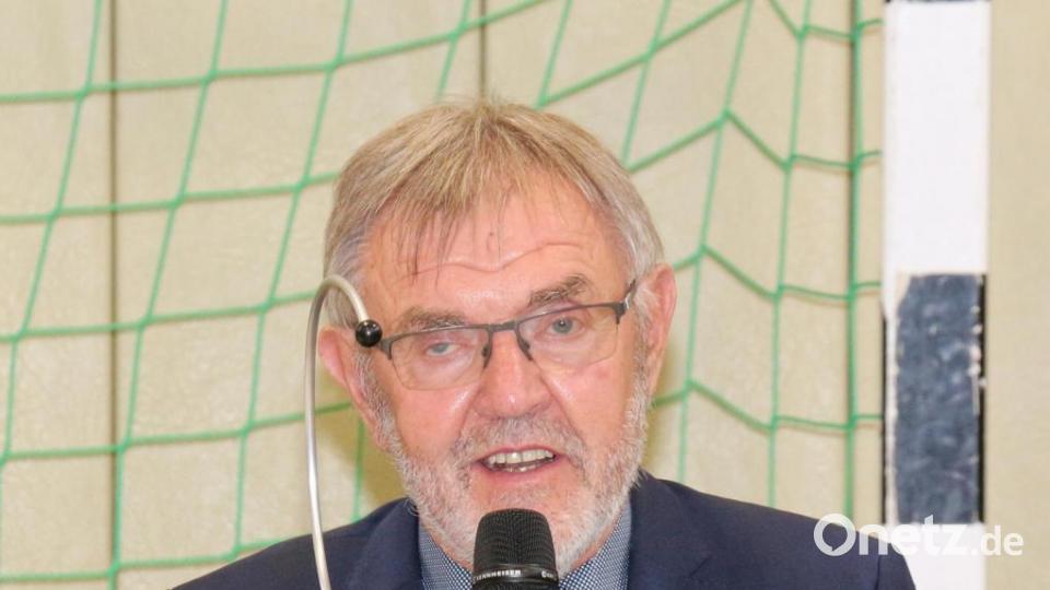 Bürgermeister Josef Etterer spricht seine Grußworte. Bild: rpp
