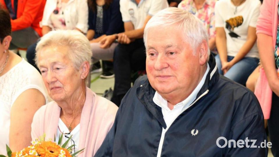 An Frau Ponnath übergaben die Kinder zum Dank einen Blumenstrauß. Bild: rpp