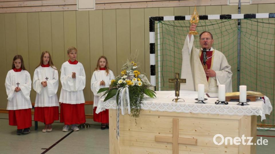 Pfarrer Heribert Stretz segnet die Gläubigen. Bild: rpp