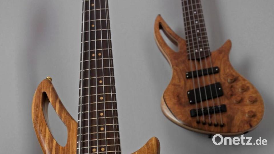 Stefan Köllner fertigt dem Kunden das Instrument nach Maß. Dazu gehört auch mehrmaliges Probespielen während des Fertigungsprozesses. Bild: tr