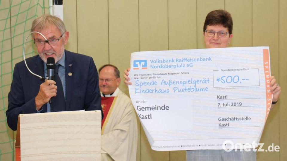 Im Namen der Geschäftsstelle Kastl der Volksbank-Raiffeisenbank Nordoberpfalz eG überreicht Michaela Veigl eine Spende für das Kinderhaus Pusteblume. Bild: rpp