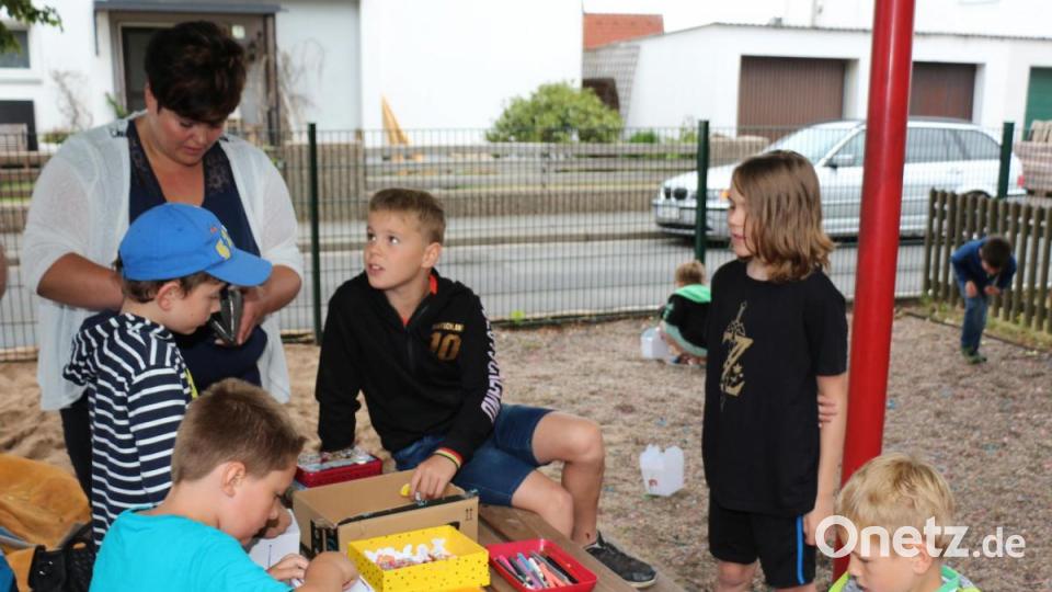 Mit Eifer basteln die Kinder ihre Schatzkisten. Bild: rpp
