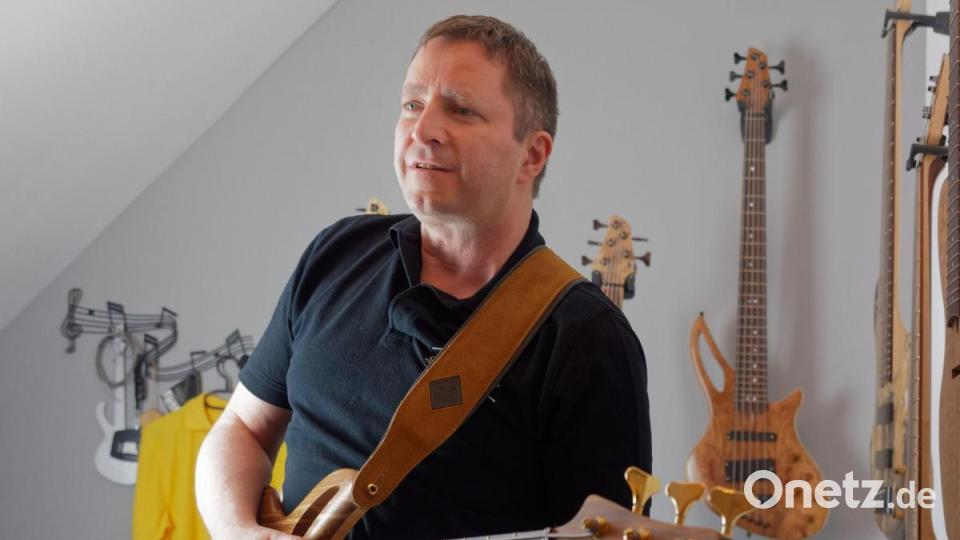 Stefan Köllner aus Windischeschenbach ist Bassbauer. Der Quereinsteiger gründete in seiner Kellerwerkstatt im Oktober 2012 seine eigene Frima "Köllner Bass-Instruments". Im Nordosten Bayerns ist er der Einzige, der solche Unikate in Handarbeit herstellt und anbietet. Bild: tr