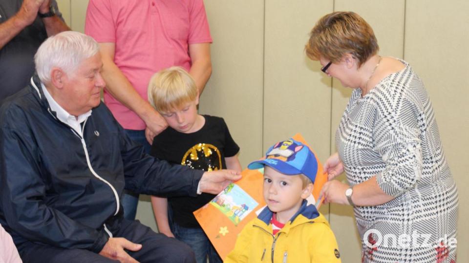 Kinderhausleiterin Ulrike Hederer bedankt sich zusammen mit einigen Kindern persönlich bei Max Ponnath für die großzügige Spende. Bild: rpp
