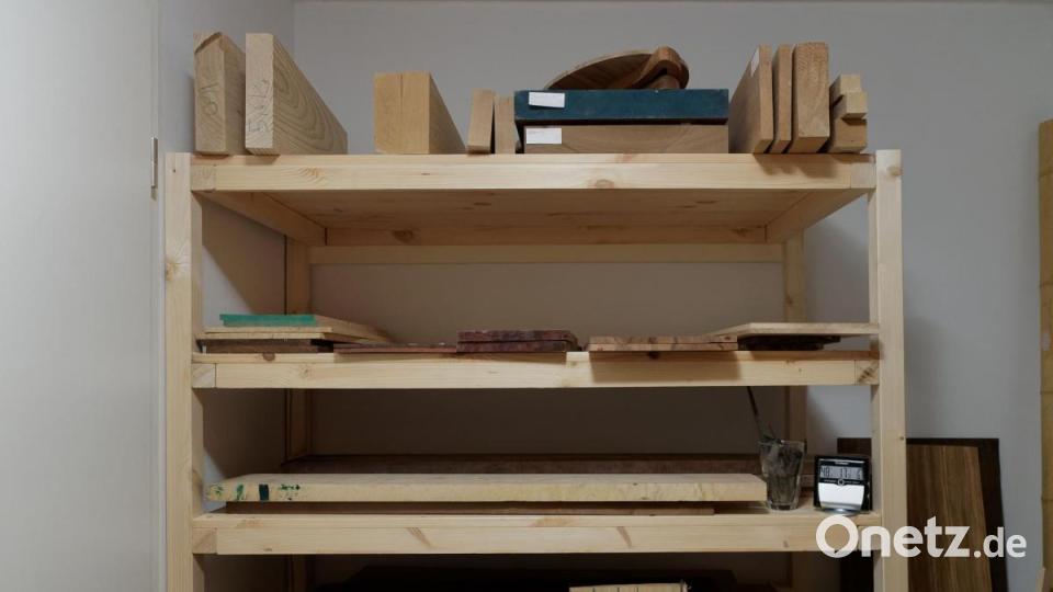 Für seine Einzelstücke besorgt der Musiker gern besondere Hölzer, diese Lagern in einem Regal in einem temperierten Raum. Bild: tr