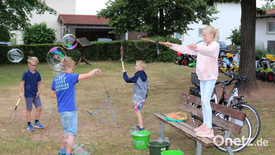 Alle Kinder mögen Seifenblasen. Vor allem wenn sie soooo groß sind. Bild: rpp