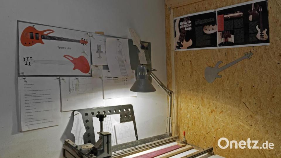 Die Maschinen zur Herstellung konstruiert Köllner teils selbst. Hier arbeitet er gerade am Hals des Sechssaiters. Dafür eignet sich am besten hartes Holz. Bild: tr