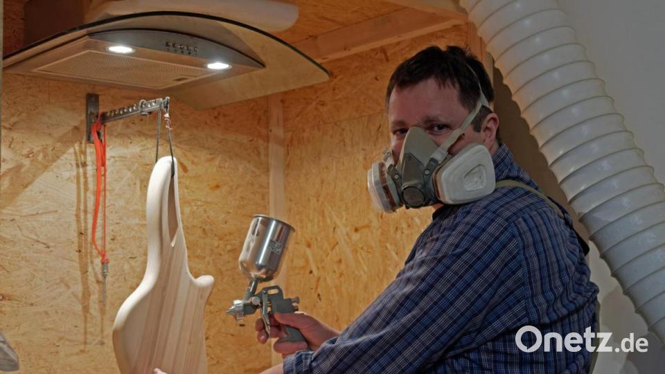 Zum Schluss versiegelt der Erbauer den Korpus des Instruments mit einem speziellen Lack oder einem Holzöl. Bild: tr