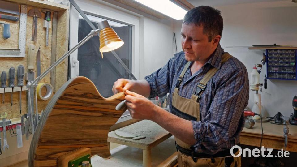 Stefan Köllner aus Windischeschenbach ist Bassbauer. Der Quereinsteiger gründete in seiner Kellerwerkstatt im Oktober 2012 seine eigene Frima "Köllner Bass-Instruments". Im Nordosten Bayerns ist er der Einzige, der solche Unikate in Handarbeit herstellt und anbietet. Bild: tr