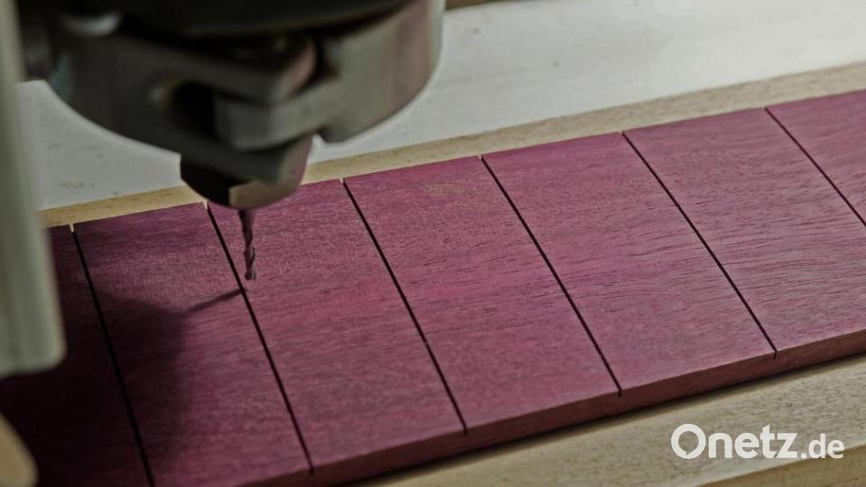 Die Maschinen zur Herstellung konstruiert der Quereinsteiger teils selbst. Hier arbeitet er gerade am Hals des Fünfsaiters. Dafür eignet sich am besten hartes Holz. Bild: tr