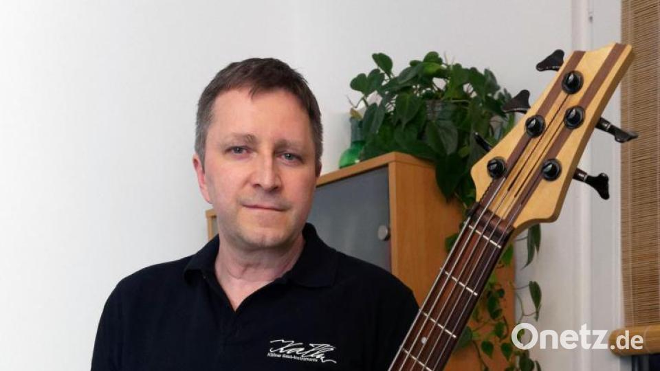 Stefan Köllner spielt natürlich auch selbst einen seiner "Erstlingsbässe", wenn er mit seiner Band "Effi &amp; Konsorten" auf der Bühne steht. Bild: tr