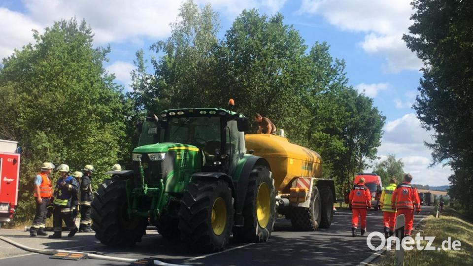 Ein Landwirt aus Gärmersdorf bringt mit einem Güllefass 14.000 Liter Wasser für die Löscharbeiten. Bild: san
