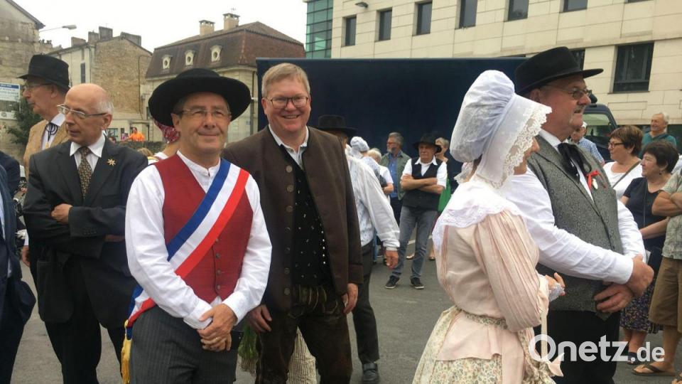 Große Ehre für den Amberger OB: Mit seinem französischen Amtskollegen Antoine Audi (links), der Königin der Félibrée, Emma Bonnin, und dem Präsidenten von Lo Bornat dau Perigord, jener Vereinigung, die die Félibrée organisiert, führt er den Festzug an. Bild: san