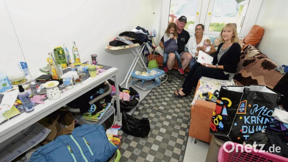 Bürgermeisterin Brigitte Bachmann machte sich bei der Brandleider-Familie in Gronatshof ein Bild von den beengten Verhältnissen. Bild: Stephan Huber