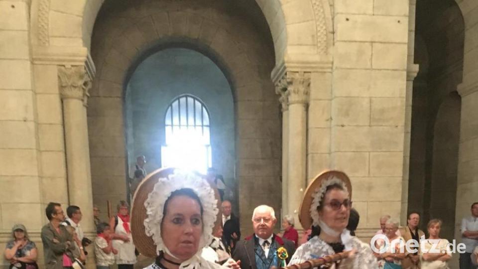 Die einzelnen historischen Gruppen aus den verschiedenen Regionen Aquitaniens ziehen in die Kathedrale ein. Bild: san