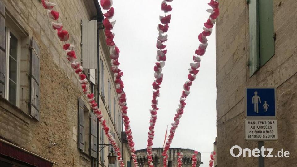 Das große Defilee führt durch das historische Zentrum von Périgueux (im Hintergrund der Tour de Mataguerre), die kleinen Festzugteilnehmer marschieren mit und singen fröhliche Lieder. Bild: san