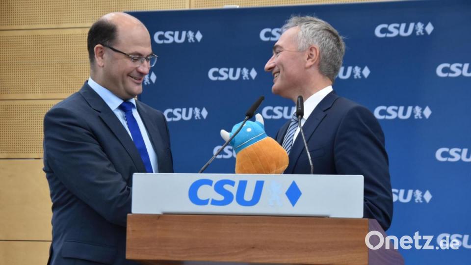 Der Amberger Landtagsabgeordnete Harald Schwartz (rechts) bedankte sich beim alten und neuen Bezirksvorsitzenden der Oberpfälzer CSU, Albert Füracker, mit einer Wickie-Puppe. Füracker hatte einmal gesagt er bewundere die Comic-Figur, die einmal an der Nase reibe und dann die Lösung wisse. Bild: Alexander Pausch